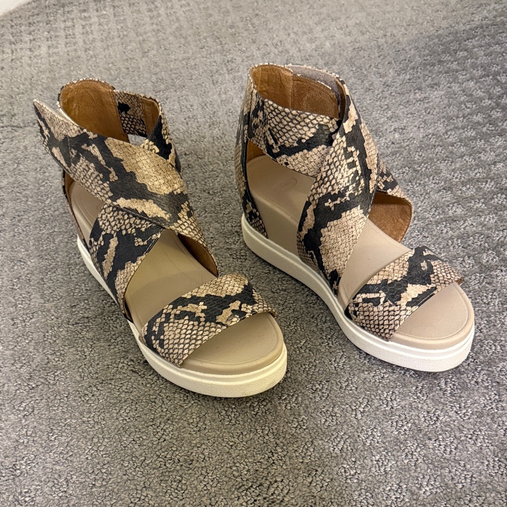 NWOT Dr. Scholl's Snakeskin Wedge Sandals - Black and Tan